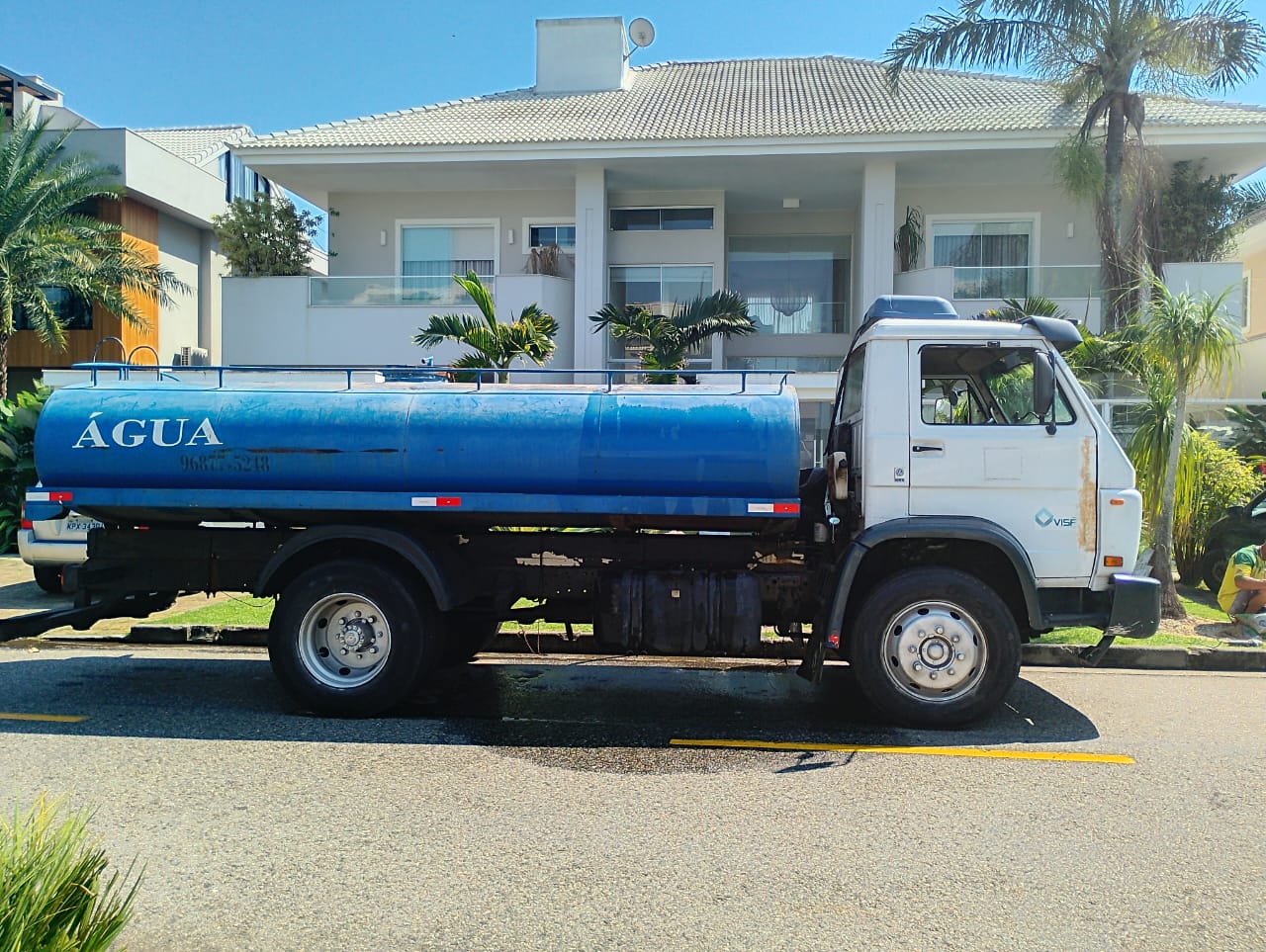 Caminhão pipa em residência