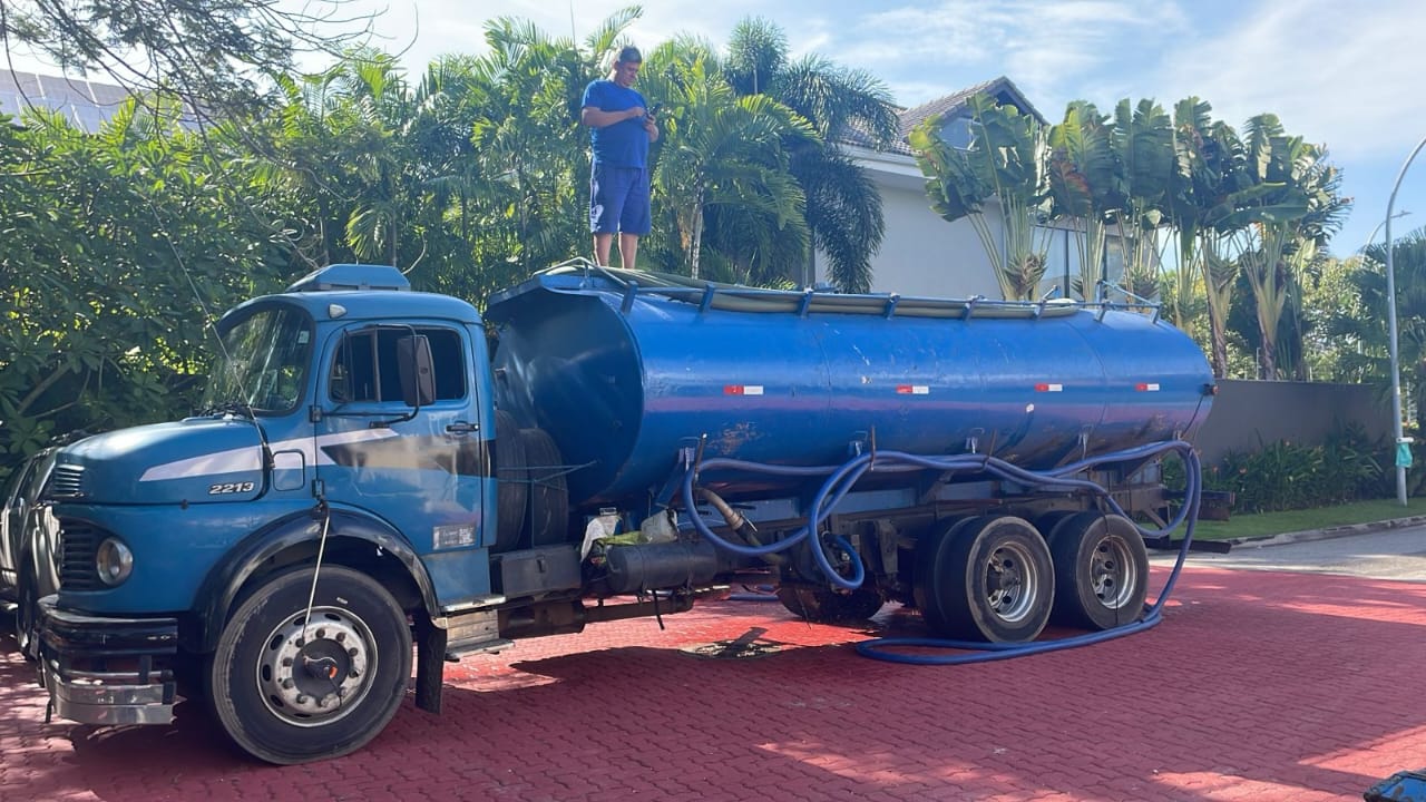 Caminhão pipa em operação