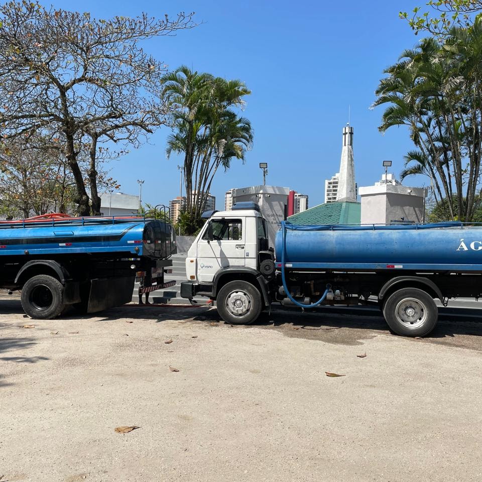 Caminhões pipa estacionados